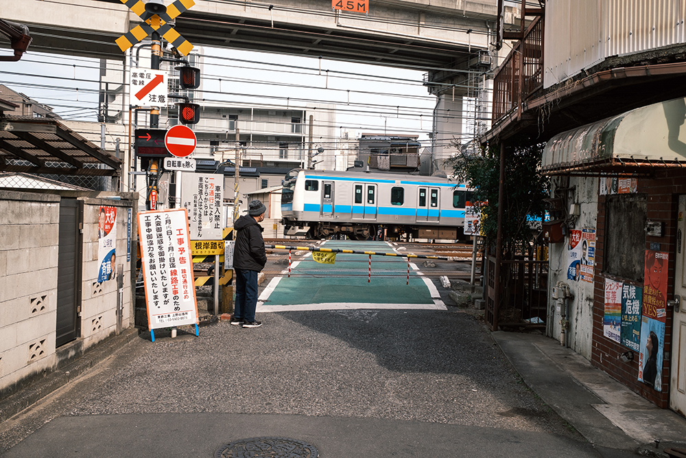 X100VIで撮った王子4丁目の踏切の写真